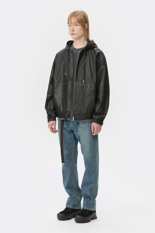 세련된 블랙 컬러의 소가죽 후드 집업 재킷입니다. 캐주얼, 클래식, 미니멀 스타일을 모두 아우르는 디자인으로, 봄, 가을 시즌에 활용하기 좋습니다. 부드러운 촉감과 두꺼운 두께감으로 편안하면서도 고급스러운 착용감을 선사합니다. YKK 지퍼를 사용하여 내구성을 높였으며, 데일리룩부터 모임룩, 출근룩까지 폭넓게 활용 가능합니다. 레귤러 핏으로 제작되어 어떤 체형에도 잘 어울립니다.
