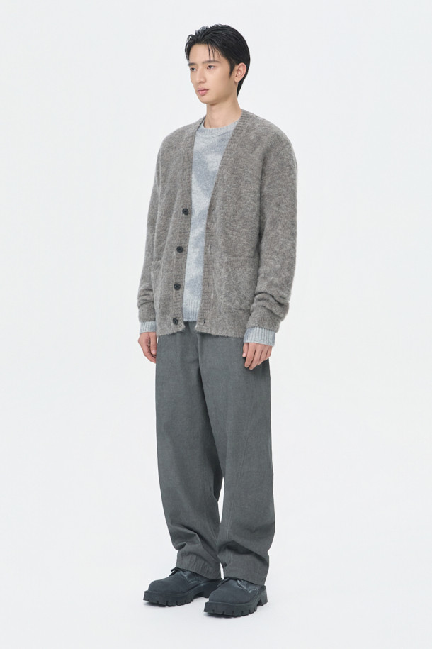 **Grey 모헤어 가디건**

부드러운 촉감의 그레이 컬러, 남성용 모헤어 가디건입니다. 릴랙스 핏에 브이넥 디자인으로 편안한 착용감을 선사하며, 가을/겨울 시즌에 적합합니다. 5GG 게이지, 멜란지 원사, 헤어리한 텍스처가 특징이며, 캐주얼, 미니멀, 클래식 스타일을 소화합니다. 출근룩과 모임룩 등 다양한 TPO에 활용 가능하며, 두꺼운 두께감으로 따뜻하게 착용할 수 있습니다. 아크릴, 나일론, 울, 모헤어, 폴리우레탄 혼방 소재로 제작되었습니다.
