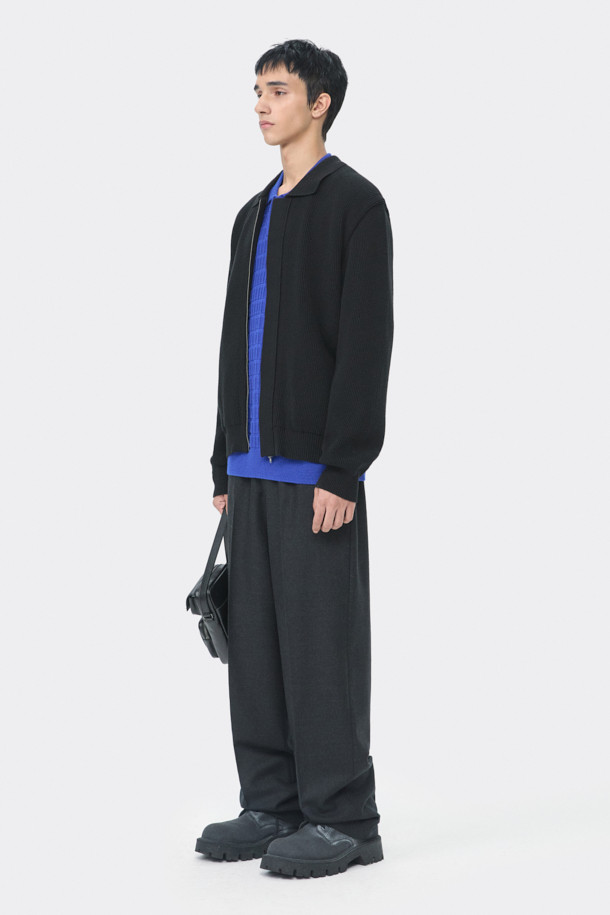 블랙 라인 칼라 가디건은 남성용 상의로, 가을과 겨울에 착용하기 좋은 두꺼운 두께의 니트/스웨터입니다. 코튼 86%와 울 14% 혼방 소재로 제작되어 부드러운 촉감을 선사하며, 퀼팅 안감으로 보온성을 높였습니다. 릴랙스 핏과 긴소매 디자인, 무지 패턴으로 베이직하고 미니멀한 스타일을 연출합니다. 2X1 립 카라와 1OZ 하스 충전재를 사용하여 아우터형 스웨터로도 활용 가능하며, 출근룩과 클래식, 미니멀, 캐주얼 스타일 모두에 잘 어울립니다.
