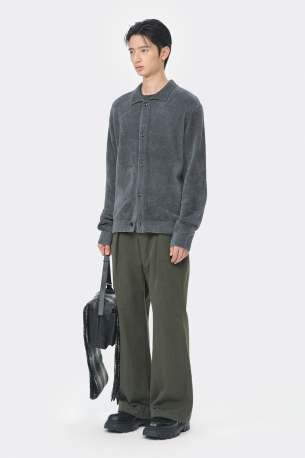 **그레이 셔닐 카라 가디건**은 부드러운 셔닐 원사를 사용하여 포근한 착용감을 선사합니다. 릴랙스 핏으로 편안함을 강조하며, 캐주얼 및 클래식 스타일을 모두 아우르는 디자인입니다. 카라넥과 사이드 배색 파이핑 디테일이 돋보이며, 버튼 여밈으로 간편하게 착용할 수 있습니다. 가을, 겨울철 출근룩과 모임룩에 활용하기 좋은 두꺼운 두께감의 긴소매 니트/스웨터입니다.
