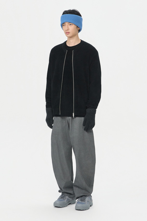 블랙 셔닐 라운드 짚 카디건은 부드러운 촉감의 셔닐 원사를 사용하여 제작된 남성용 니트/스웨터입니다. 가을, 겨울 시즌에 어울리며, 릴랙스 핏으로 편안하게 착용 가능합니다. 라운드넥 디자인에 투웨이 집업 여밈 방식으로 실용성을 더했으며, 어깨선 실리콘 테이프와 사이드 배색 파이핑 디테일로 포인트를 주었습니다. 출근룩과 모임룩, 캐주얼 및 미니멀 스타일을 즐겨 입는 남성에게 추천하는 베이직하고 세련된 아이템입니다. 두꺼운 두께감으로 따뜻하게 착용할 수 있습니다.
