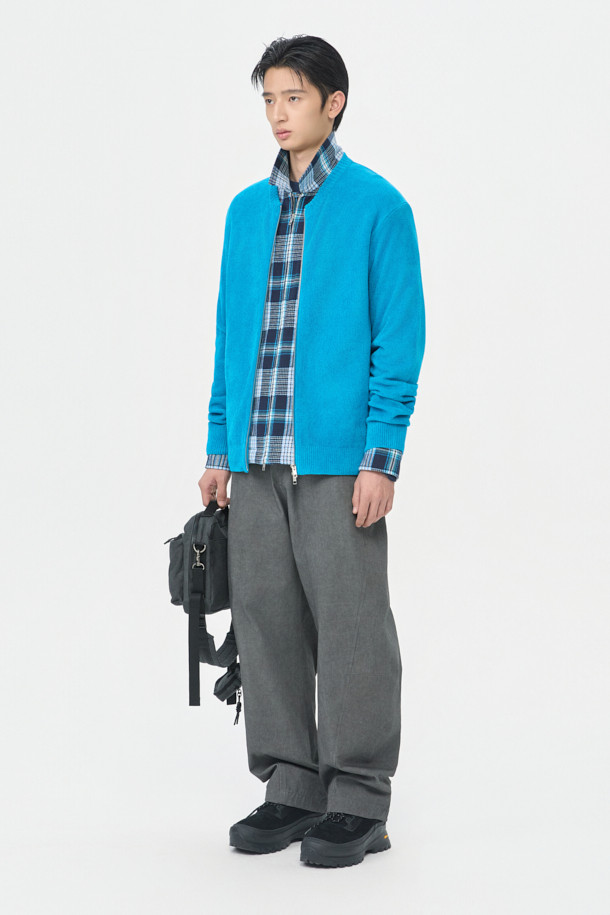 블루 쉐닐 라운드 짚 카디건은 부드러운 촉감의 릴랙스핏 남성용 가을/겨울 니트/스웨터입니다. 캐주얼, 미니멀, 클래식 스타일을 아우르며, 일상복이나 출근룩, 모임룩에 적합합니다. 두꺼운 두께감의 라운드넥 긴소매 디자인으로, 2-Way 짚업과 사이드 배색 파이핑 디테일이 특징입니다. 나일론, 레이온, 폴리에스터 혼방 소재로 제작되어 편안함과 보온성을 동시에 제공합니다.
