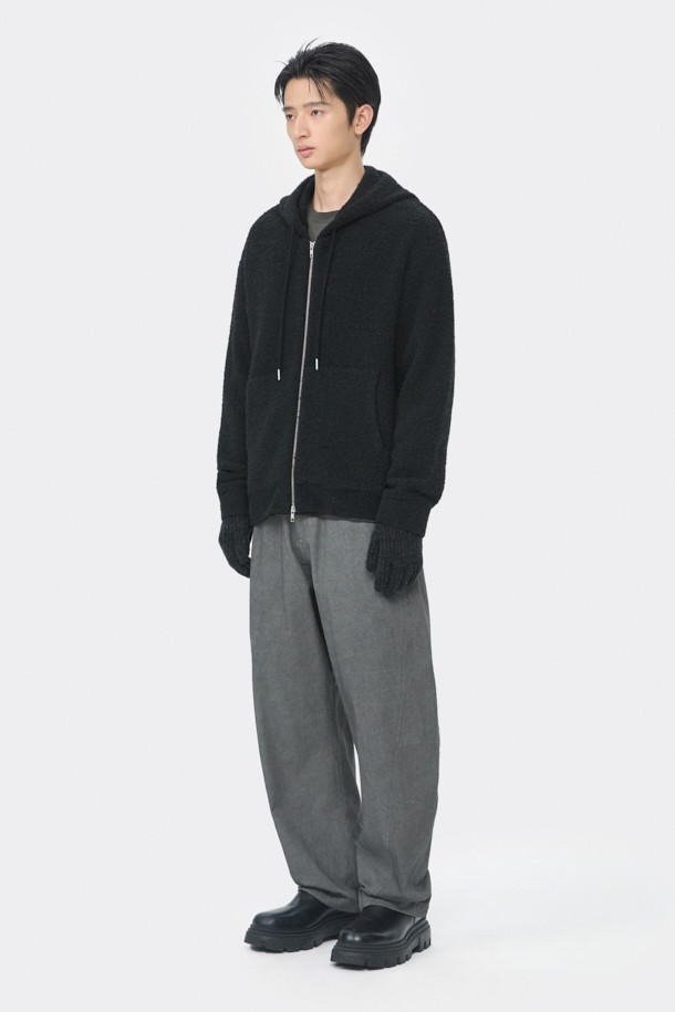 블랙 클라우드 후드 집업 가디건은 가을, 겨울 시즌의 캐주얼 스타일을 위한 남성 의류입니다. 부드러운 촉감의 웨이브 부클사를 사용하여 제작되었으며, 3GG 두께감으로 보온성을 높였습니다. 릴랙스핏으로 편안한 착용감을 제공하며, 캥거루 포켓과 2-Way 집업 디테일로 실용성을 더했습니다. 무지 디자인에 후드 네크라인으로 스포티한 느낌을 더하여 미니멀하고 클래식한 스타일을 연출하기 좋습니다. 폴리에스테르, 나일론, 아크릴, 울, 폴리우레탄 혼방의 고급 소재를 사용하여 제작되었습니다.
