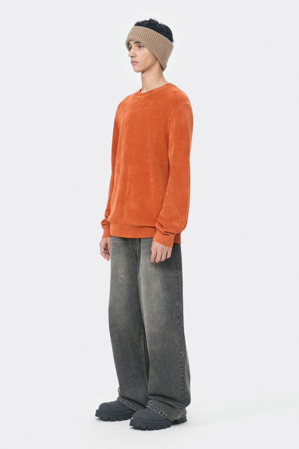 오렌지 셔닐 라운드 넥 스웨터는 부드러운 촉감의 셔닐 소재로 제작되어 가을, 겨울 시즌에 따뜻하게 착용하기 좋습니다. 베이직하고 캐주얼한 스타일로, 출근룩이나 모임룩 등 다양한 TPO에 활용할 수 있습니다. 레귤러핏에 라운드넥 디자인으로 편안한 착용감을 선사하며, 두꺼운 두께감으로 보온성을 높였습니다. 톤온톤 자가드 배색 스티치와 사이드 배색 파이핑 디테일, 고급스러운 발색감이 돋보이는 남성용 스웨터입니다. 캐주얼, 클래식, 미니멀 스타일을 모두 아우르는 활용도 높은 아이템입니다.
