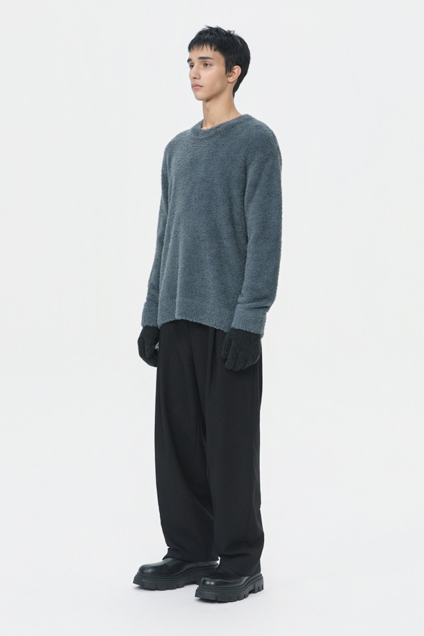 그레이 헤어리 라운드 넥 스웨터는 남성용으로, 가을과 겨울에 따뜻하게 입을 수 있는 두꺼운 두께의 상의입니다. 부드러운 촉감과 베이직하고 캐주얼한 스타일로, 데일리룩과 모임룩 모두에 활용하기 좋습니다. 레귤러 핏에 긴 소매 기장으로 제작되었으며, 라운드 넥 디자인과 헤어리 패턴이 특징입니다. 날개사 소재를 사용하여 포근함을 더하였으며, 캐주얼, 클래식, 미니멀 스타일을 즐겨 입는 분들께 추천합니다.
