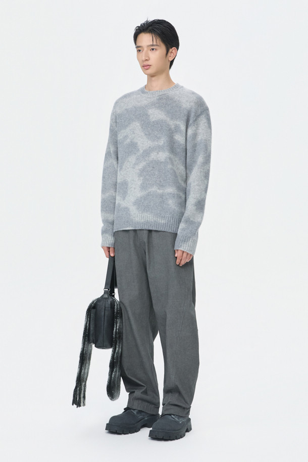 그레이 스테인 프린팅 라운드넥 스웨터는 남성용으로, 가을과 겨울에 착용하기 좋은 두꺼운 울 소재의 긴소매 스웨터입니다. 베이직한 스타일의 레귤러핏으로 제작되었으며, 라운드넥 디자인에 스테인 프린팅으로 포인트를 주어 클래식, 미니멀, 캐주얼 룩을 연출하기 좋습니다. RWS 울 100% 원사를 사용하여 부드러운 촉감을 선사하며, 출근룩과 비즈니스 캐주얼 스타일에도 잘 어울립니다. 일상에서 편안하고 스타일리시하게 착용할 수 있는 아이템입니다.
