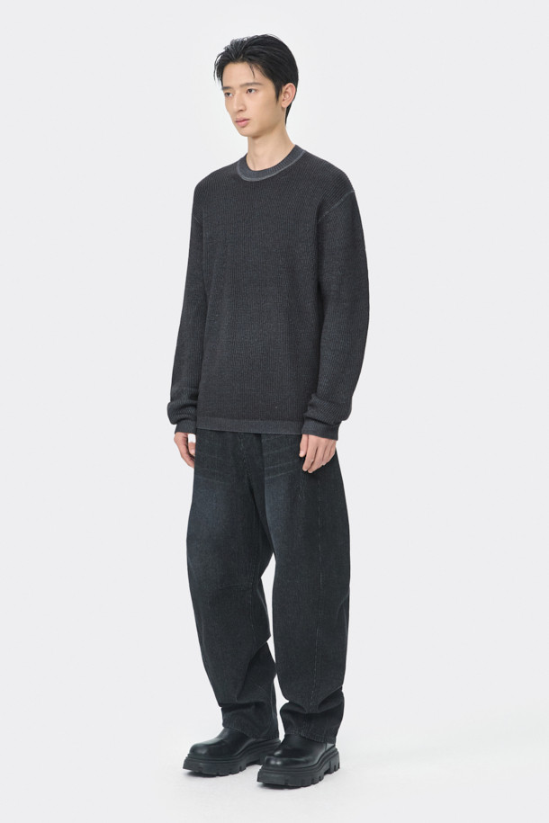 블랙 색상의 가먼트 다잉 라운드넥 스웨터입니다. 메리노울 100% 원사를 사용하여 부드러운 촉감을 선사하며, 매직워싱 가공으로 편안한 착용감을 느낄 수 있습니다. 릴랙스핏으로 제작되어 편안하고, 가을, 겨울 시즌 데일리룩이나 출근룩, 비즈니스 캐주얼에 적합합니다. 베이직, 미니멀, 클래식 스타일을 즐겨 입는 남성분들에게 추천합니다. 두꺼운 두께감의 긴소매 디자인으로 보온성을 높였습니다.
