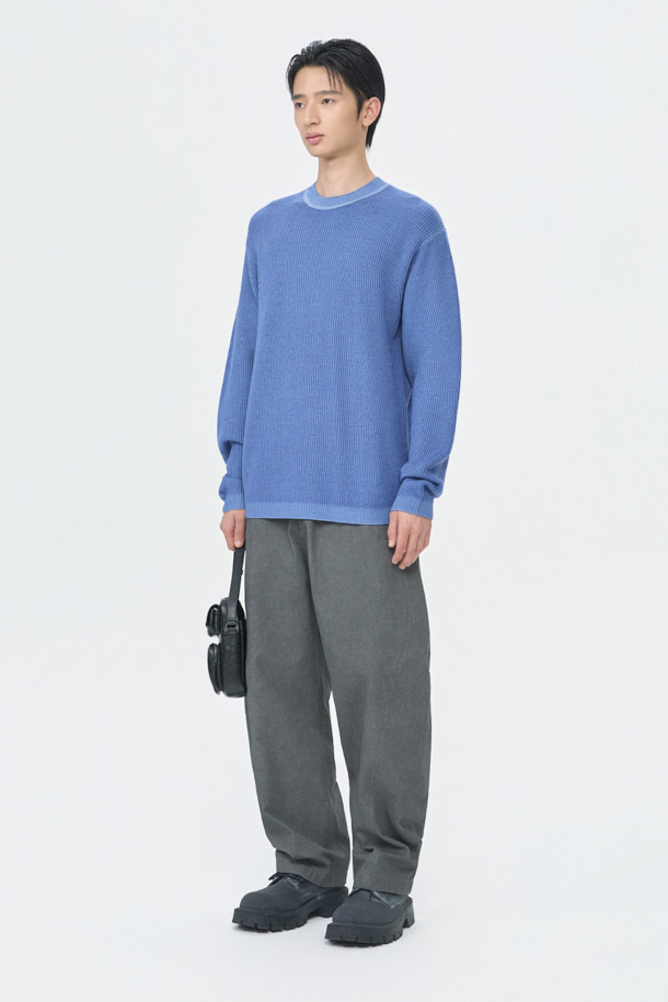 가먼트다잉 공법으로 제작된 블루 라운드넥 스웨터입니다. 울 소재로 제작되어 부드러운 촉감과 두꺼운 두께감으로 가을, 겨울철 따뜻하게 착용하기 좋습니다. 릴랙스핏으로 편안한 착용감을 선사하며, 베이직하고 캐주얼한 스타일로 다양한 룩에 매치하기 좋습니다. 매직워싱 가공을 거쳐 자연스러운 멋을 더했으며, 출근룩과 모임룩은 물론 캐주얼, 클래식, 미니멀 스타일까지 소화 가능한 활용도 높은 아이템입니다. 긴 소매 기장으로 보온성을 높였습니다.

