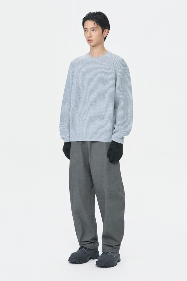 세련된 블루 메탈얀 넥 스웨터는 가을과 겨울, 당신의 스타일을 한층 끌어올려 줄 남성용 니트입니다. 부드러운 촉감의 폴리에스테르, 아크릴, 나일론, 메탈, 울 혼방 소재로 제작되어 편안한 착용감을 선사하며, 라운드넥과 긴 소매, 릴랙스 핏이 베이직하면서도 캐주얼한 무드를 연출합니다. 특히 메탈사가 더해져 은은하게 빛나는 세련된 컬러감이 돋보이며, 골지 패턴과 두꺼운 두께감으로 따뜻함까지 놓치지 않았습니다. 출근룩이나 모임룩 등 다양한 TPO에 활용 가능하며, 캐주얼, 클래식, 미니멀 스타일 모두 소화 가능한 매력적인 아이템입니다.
