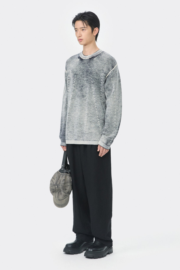 블랙 염색 라운드 넥 스웨터입니다. 메리노 울 100% 소재로 제작되어 부드러운 촉감을 선사하며, 가을과 겨울에 따뜻하게 입을 수 있습니다. 릴랙스 핏으로 편안함을 강조했으며, 베이직한 스타일로 다양한 룩에 활용하기 좋습니다. 출근룩이나 모임룩에 클래식, 미니멀, 캐주얼 스타일로 연출해 보세요. 뒷면에 백 프린팅 가공으로 포인트를 더했습니다.
