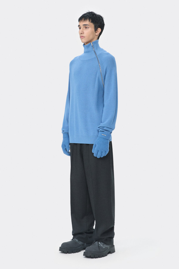 블루 터틀넥 사이드 지퍼 스웨터는 가을과 겨울에 어울리는 남성용 베이직 스타일 니트 스웨터입니다. 울, 코튼, 레이온 혼방 소재로 제작되어 산뜻한 촉감을 선사하며, 14GG 두께로 보온성을 더했습니다. 릴랙스핏으로 편안한 착용감을 제공하며, 사이드 지퍼 디테일이 특징입니다. 출근룩과 비즈니스 캐주얼에 활용하기 좋으며, 클래식, 미니멀, 캐주얼 스타일을 모두 소화할 수 있습니다.
