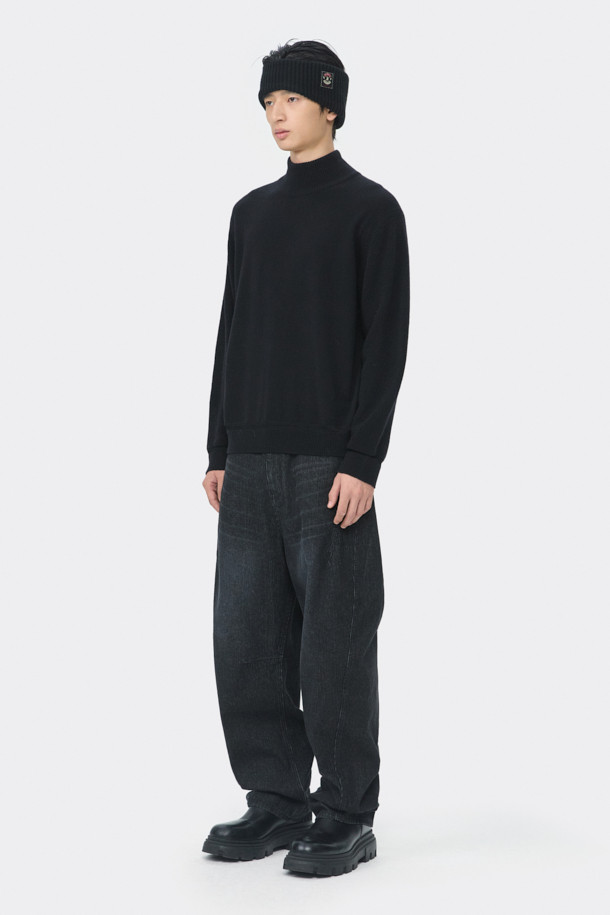 네, 알겠습니다. 주어진 정보를 바탕으로 블랙 터틀넥 스웨터에 대한 상세 설명을 작성하겠습니다.

**블랙 터틀넥 스웨터**

부드러운 울 소재로 제작되어 가을과 겨울, 포근한 착용감을 선사하는 블랙 터틀넥 스웨터입니다. 레귤러 핏에 긴 소매 기장으로, 베이직한 디자인과 두꺼운 두께감이 특징입니다. 출근룩, 비즈니스 캐주얼, 모임룩 등 다양한 TPO에 활용 가능하며, 클래식, 미니멀, 시크한 스타일을 연출하기 좋습니다. 무지 디자인에 배색 자수 포인트로 은은한 멋을 더했습니다.
