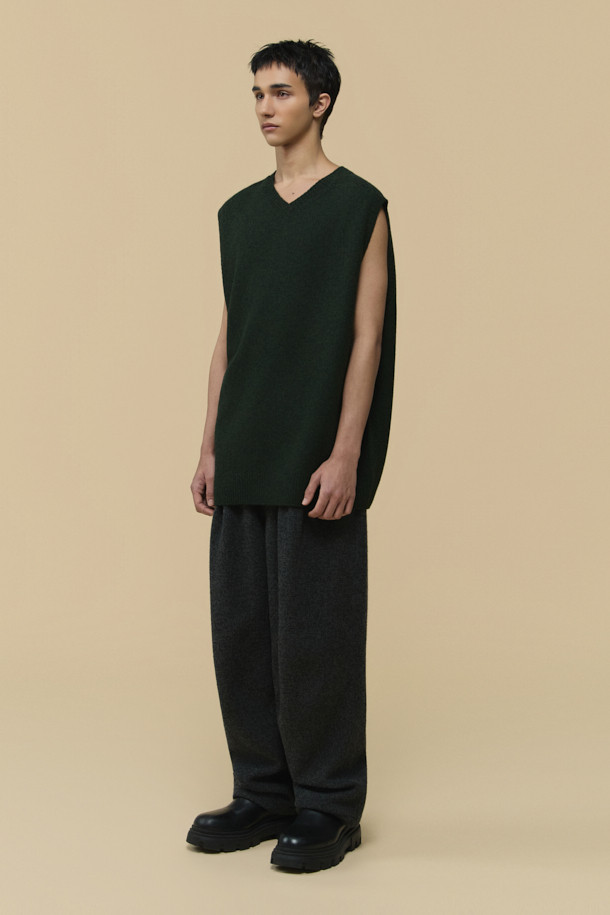 [HED MAYNER] 그린 울 트위스티드 베스트는 모던한 스타일을 추구하는 분들을 위한 아이템입니다. 부드러운 울 소재와 릴랙스 핏으로 편안한 착용감을 선사하며, 비틀린 비대칭 실루엣과 트위스트 절개 구조가 독특한 매력을 더합니다. 펠트 워싱 가공과 자연스러운 보풀감, 입체적인 표면 질감이 특징이며, V넥 디자인과 민소매 기장으로 클래식, 미니멀, 시크한 무드를 연출합니다. 모임룩에 포인트를 더할 수 있는 베스트입니다.
