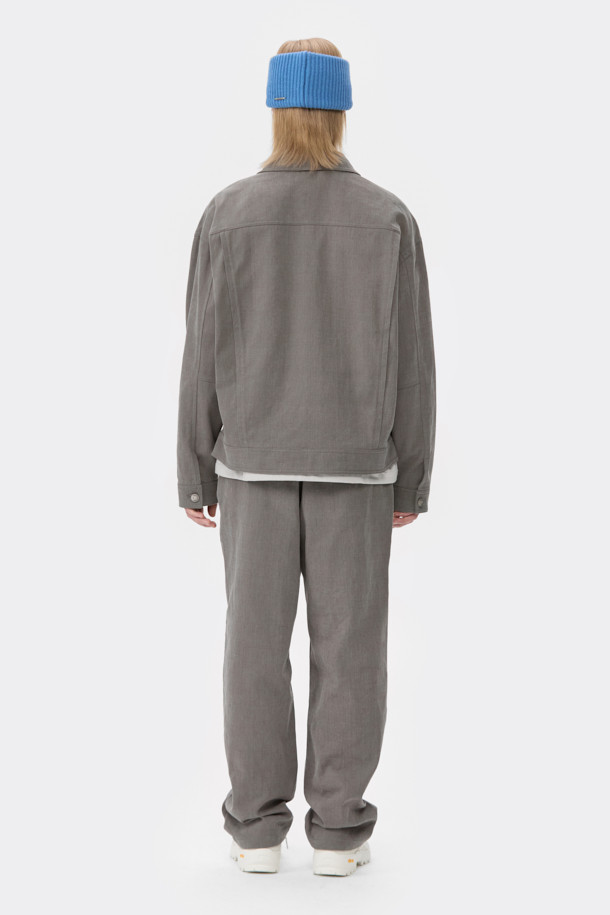 세련된 블루 니트 귀마개입니다. 캐시미어와 울 소재 혼방으로 제작되어 부드러운 촉감과 뛰어난 보온성을 자랑하며, 겨울철 추위로부터 귀를 따뜻하게 보호해 줍니다. 골지 패턴으로 디자인되어 클래식하면서도 미니멀한 스타일을 연출하며, 로고 장식으로 포인트를 더했습니다. 출근룩이나 연말 모임룩 등 다양한 TPO에 활용 가능하며, 캐주얼한 스타일에도 잘 어울립니다.
