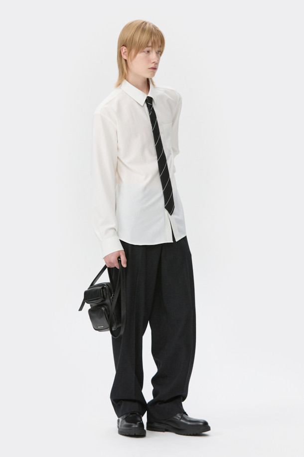 클래식한 스타일을 뽐내는 블랙 스트라이프 넥타이입니다. 부드러운 실크 소재로 제작되어 고급스러운 촉감을 선사하며, 안감에는 로고 자수 디테일이 더해져 세련됨을 더했습니다. 레지멘탈 스트라이프 패턴은 어떤 룩에도 포인트를 주어 오피스룩, 비즈니스 캐주얼, 회의룩 등 다양한 TPO에 활용하기 좋습니다. 미니멀한 디자인으로 유행을 타지 않고 오랫동안 착용할 수 있습니다.
