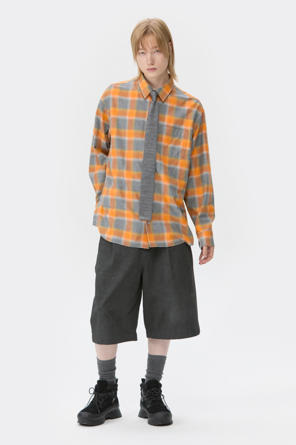 세련된 스타일을 완성하는 그레이 니트 넥타이입니다. 남성용으로, 베이직하면서도 클래식한 디자인이 특징입니다. 폴리에스테르 소재로 제작되어 형태 유지력이 뛰어나고 내구성이 좋습니다. 니트 조직 텍스처와 스퀘어 팁 디자인이 돋보이며, 오피스룩, 비즈니스 캐주얼, 회의룩 등 다양한 TPO에 활용하기 좋습니다. 미니멀한 스타일을 선호하는 분들께 추천합니다.
