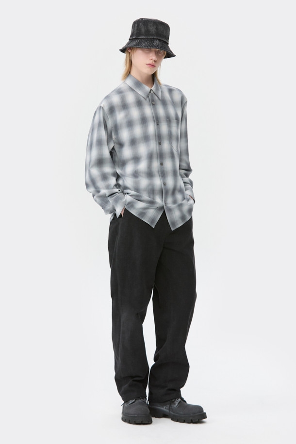 블랙 워시드 데님 버킷햇은 캐주얼, 미니멀, 레트로 스타일을 즐기는 당신을 위한 아이템입니다. 봄, 여름, 가을 계절에 적합하며, 데님 소재에 워싱 처리하여 빈티지한 텍스처와 불균일한 워싱으로 독특한 매력을 더했습니다. 깊은 모자 깊이와 안정적인 챙 넓이로 편안한 착용감을 선사하며, 로고 금속 장식이 디자인의 포인트를 더합니다. 동네 마실룩, 산책룩, 여행룩 등 다양한 TPO에 활용하여 스타일리시함을 연출해보세요.
