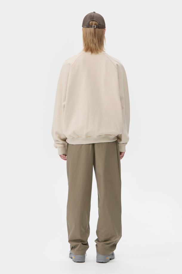 브라운 텍스처 캡은 부드러운 합성가죽 소재로 제작되어 봄, 여름, 가을 계절에 착용하기 좋습니다. 일반적인 깊이와 챙 넓이로 디자인되었으며, 로고 패턴과 자수, 리벳 장식이 돋보입니다. 텍스처 소재와 은은한 광택감이 특징이며, 캐주얼, 미니멀, 클래식 스타일을 즐기는 분들께 추천합니다. 동네 마실룩, 산책룩, 여행룩 등 다양한 TPO에 활용할 수 있으며, 사이즈 조절 기능으로 편안한 착용감을 제공합니다.
