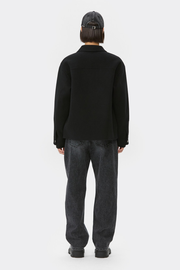 블랙 워시드 데님 캡은 캐주얼, 클래식, 미니멀 스타일을 즐기는 분들을 위한 데일리 모자입니다. 부드러운 촉감의 데님과 면 혼방 소재로 제작되어 봄, 여름, 가을 계절에 착용하기 좋습니다. 깊은 모자 깊이와 일반 챙 넓이로 편안한 착용감을 선사하며, 빈티지한 워싱 디테일이 돋보입니다. 클래식한 볼캡 쉐입에 로고 리벳 장식과 후면 비죠 디테일로 포인트를 더했습니다. 사이즈 조절이 가능하여 누구나 편안하게 착용할 수 있으며, 동네 마실룩, 산책룩, 여행룩 등 다양한 TPO에 활용하기 좋습니다.
