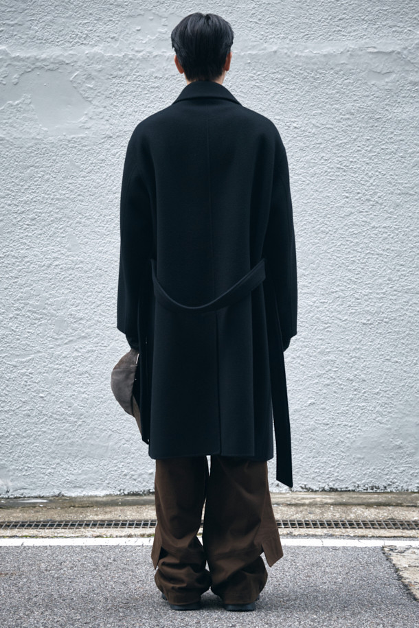 세련된 무드를 연출하는 블랙 울 맥 코트입니다. 가을, 겨울 시즌에 어울리는 두꺼운 두께감으로 보온성을 높였으며, 미니멀하고 클래식한 디자인이 특징입니다. 히든 버튼 여밈 방식과 오버핏으로 편안한 착용감을 선사하며, 탈부착 가능한 허리 벨트와 비죠 장식으로 다양한 스타일을 연출할 수 있습니다. 롱 기장과 긴 소매, 둥근 포켓 디테일이 돋보이며, 상체 상단 부분 안감 처리를 통해 고급스러움을 더했습니다. 출근룩, 비즈니스 캐주얼, 모임룩 등 다양한 TPO에 활용 가능하며, 시크하고 세련된 스타일을 완성해 보세요.
