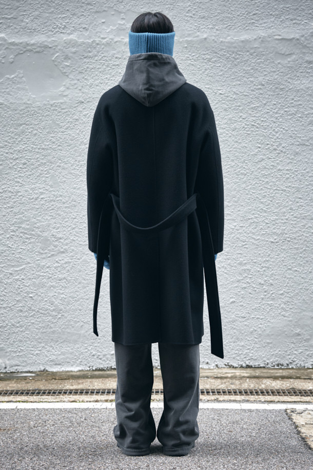 블랙 캐시미어 블렌디드 맥 코트는 미니멀하고 클래식한 스타일을 추구하는 분들을 위한 아우터입니다. 울, 나일론, 캐시미어, 폴리우레탄의 혼방 소재로 제작되어 부드러운 촉감과 고급스러운 분위기를 선사합니다. 히든 버튼 여밈 방식과 오버핏 실루엣으로 편안하면서도 세련된 핏을 연출하며, 탈부착 가능한 허리 벨트와 비죠 장식으로 다양한 스타일을 연출할 수 있습니다. 가을, 겨울 시즌에 출근룩, 오피스룩, 모임룩 등 다채로운 TPO에 활용 가능하며, 핸드메이드 공법 봉제와 둥근 모서리 포켓 등의 디테일이 돋보입니다. 상체 상단 부분만 안감 처리되어 보온성을 더했습니다.
