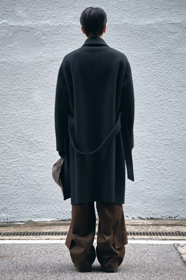 그레이 캐시미어 블렌드 맥 코트는 남성 고객을 위한 아우터입니다. 가을과 겨울에 어울리는 두꺼운 두께감으로, 캐시미어, 울, 나일론, 폴리우레탄 혼방 소재를 사용하여 부드러운 촉감을 선사합니다. 히든 버튼 여밈 방식의 롱 기장 오버핏 코트로, 클래식, 미니멀, 시크 스타일을 연출하기 좋습니다. 탈부착 가능한 허리 벨트와 비죠 장식, 핸드메이드 봉제, 둥근 포켓 디자인, 상체 상단 안감 적용 등 디테일이 돋보이며, 출근룩, 비즈니스 캐주얼, 모임룩에 활용하기 좋습니다.
