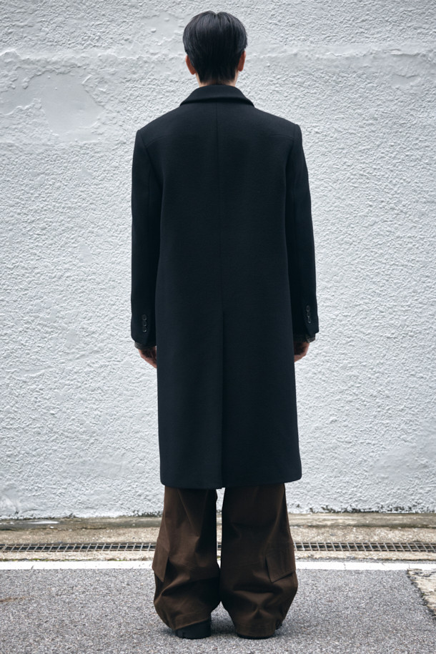 블랙 캐시미어 블렌디드 싱글 코트는 남성 고객을 위한 가을/겨울용 아우터입니다. 울, 캐시미어, 폴리에스테르, 나일론, 레이온, 코튼 등 다양한 소재를 혼방하여 부드러운 촉감과 두꺼운 두께를 자랑합니다. 클래식하고 미니멀한 스타일로, 오피스룩, 비즈니스 캐주얼, 모임룩 등 TPO에 맞춰 시크하게 연출할 수 있습니다. 너치드 라펠, 2버튼, 사이드 다트, 숄더 다트, 어깨 패드, 포켓 스티치 디테일이 돋보이는 레귤러핏 싱글 코트입니다. 긴 소매 기장의 무지 디자인으로 어떤 스타일에도 쉽게 매치할 수 있습니다.

