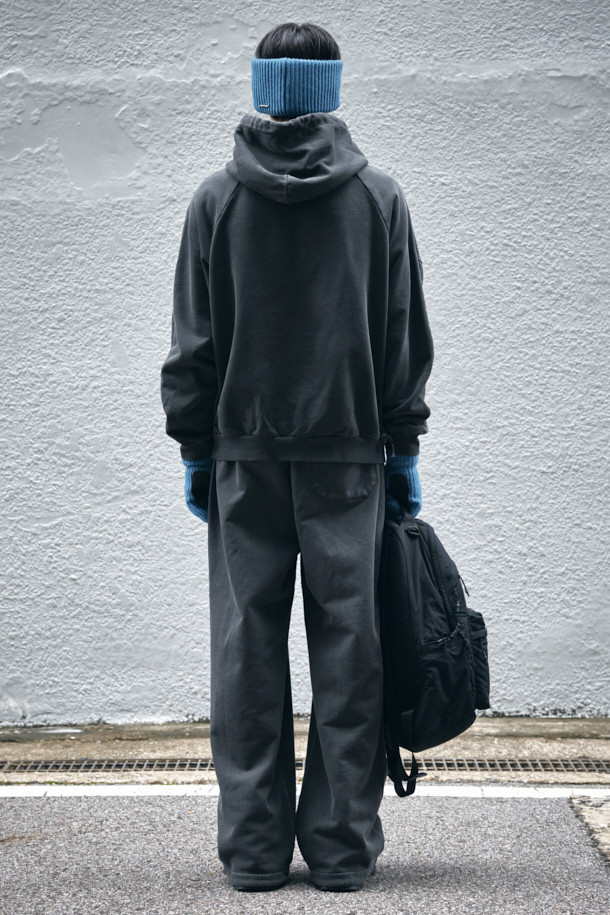 그레이 염색 스웻 팬츠는 편안한 일상 스타일을 위한 완벽한 선택입니다. 피그먼트 다잉 기법으로 제작되어 자연스러운 색감과 탄탄한 촉감을 자랑하며, 와이드핏으로 트렌디한 무드를 연출합니다. 허리 밴딩과 스트링, 밑단 스트링 스토퍼를 통해 편안한 착용감을 제공하며, 포켓 하단 로고 자수가 은은한 포인트를 더합니다. 봄, 가을, 겨울 모두 활용 가능한 긴 기장의 스웻 팬츠는 집콕룩, 산책룩은 물론 미니멀, 시티보이 스타일까지 소화 가능한 활용도 높은 아이템입니다. 후면 벨트고리에는 시그니처 스트링 디테일이 더해져 더욱 스타일리시하게 연출할 수 있습니다.
