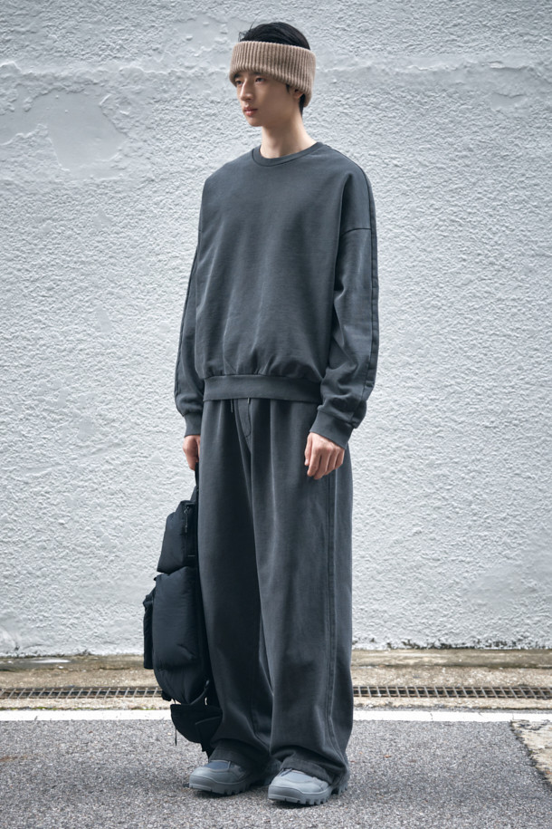 그레이 색상의 그레이 염색 스웨트셔츠입니다. 베이직하고 캐주얼한 스타일로, 봄, 가을, 겨울 모두 활용 가능합니다. 피그먼트 다잉 처리된 면 소재로 제작되었으며, 오버핏으로 편안한 착용감을 선사합니다. 소매에는 로고 자수가, 후면에는 시그니처 스트링 디테일이 있으며, 밑단과 소매는 시보리 처리되어 있습니다. 집콕룩이나 산책룩으로 미니멀하고 클래식하게 연출해보세요.
