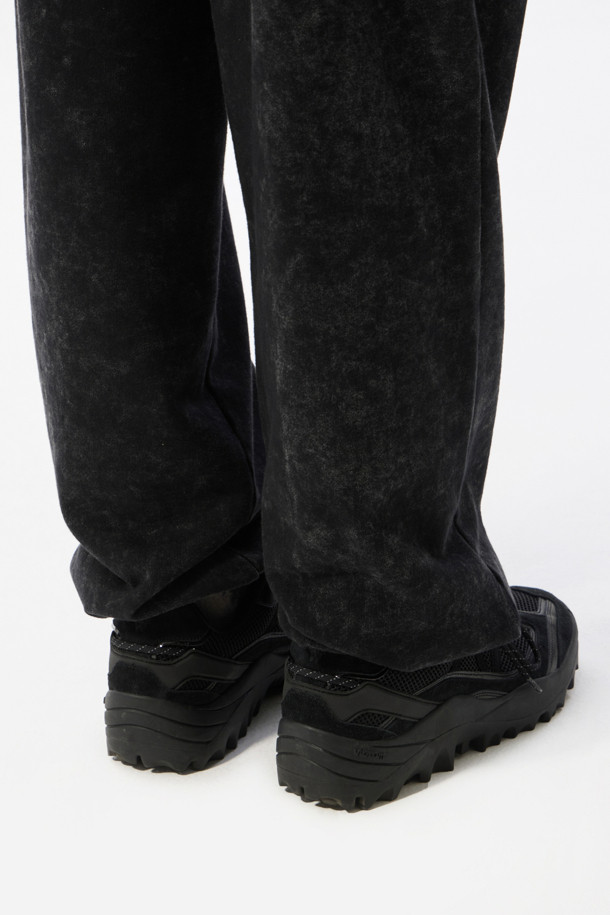 블랙 비브람 로우 스니커즈는 남성 고객을 위한 사계절용 운동화입니다. 라운드 앞코 디자인과 무지 패턴으로 어떤 옷에도 잘 어울리는 캐주얼한 스타일을 연출합니다. 통기성이 좋은 메시 소재에 비브람 아웃솔을 사용하여 내구성과 충격 흡수 기능이 뛰어나며, 스포티한 디자인과 로고 디테일로 포인트를 더했습니다. 끈 형식의 신발 여밈과 로우탑 디자인으로 편안한 착용감을 제공하며, 동네 마실룩, 산책룩, 여행룩 등 다양한 TPO에 활용하기 좋습니다. 미니멀하고 스포티한 스타일을 선호하는 고객에게 적합합니다.
