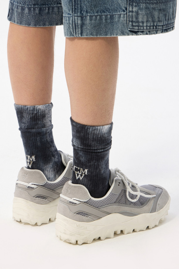 그레이 비브람 로우 스니커즈는 남성용 신발로, 캐주얼, 미니멀, 스포티한 스타일을 연출하기에 좋습니다. 사계절 모두 착용 가능하며, 동네 마실룩, 산책룩, 여행룩에 적합합니다. 라운드 앞코에 메쉬 소재, 플랫 굽으로 편안함을 더했고, 로우컷 탑라인과 끈 타입으로 디자인되었습니다. 비브람 아웃솔을 사용하여 충격 흡수와 통기성이 뛰어나며, 스페어 끈과 로고 디테일로 포인트를 더했습니다.
