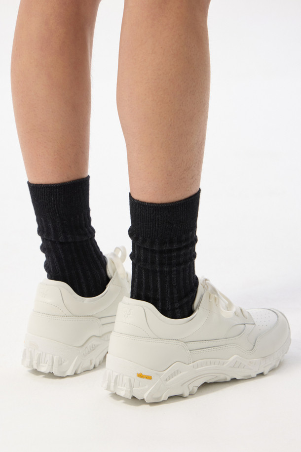 화이트 레더 스니커즈는 남성을 위한 베이직하고 심플한 디자인의 운동화입니다. 사계절용으로, 부드러운 소가죽 소재와 내구성이 뛰어난 비브람 솔을 사용하여 편안함과 스타일을 모두 갖췄습니다. 라운드 형태의 앞코와 끈으로 묶는 디자인, 로우탑 스타일로 제작되었으며, 무지 패턴으로 다양한 스타일에 매치하기 좋습니다. 일상생활, 산책, 출근 등 다양한 TPO에 활용 가능하며, 충격 흡수 기능으로 편안한 착용감을 제공합니다.
