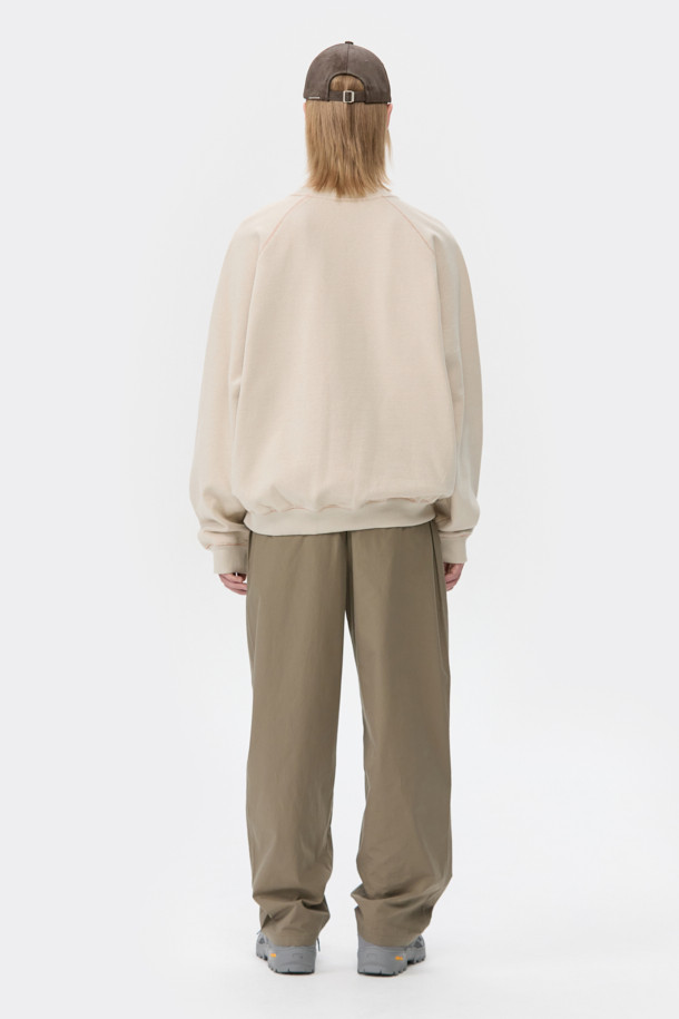 그레이 컬러의 Vibram(비브람) 하이브리드 스니커즈는 남성 고객을 위해 디자인되었습니다. 스웨이드와 메쉬 소재를 사용하여 사계절 모두 착용 가능하며, 일상과 아웃도어 활동에 적합합니다. 비브람 아웃솔을 적용하여 내구성과 충격 흡수 기능을 제공하며, 힐탭 스트랩과 3M 스트링, 로고 패턴으로 포인트를 더했습니다. 유틸리티 스타일의 캐주얼, 고프코어, 미니멀 룩에 잘 어울리는 아이템입니다.
