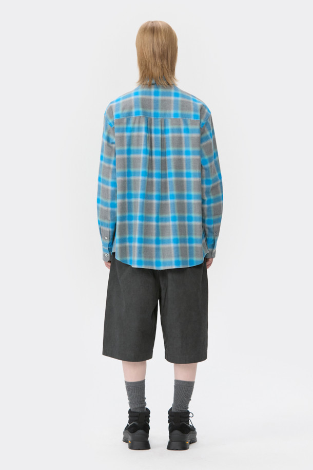 블랙 비브람 하이브리드 부츠는 남성용 부츠로, 하이킹과 일상생활 모두에 적합한 디자인입니다. 스웨이드, 합성가죽, 메쉬 소재를 사용하여 가을, 겨울철에 따뜻하고 편안하게 착용할 수 있습니다. 라운드 앞코에 하이탑 디자인, 레이스업 방식을 적용했으며, 힐탭 스트랩, 3M 스트링, 비브람 아웃솔을 통해 기능성과 내구성을 높였습니다. 충격 흡수 기능과 스티치 디테일, 레이어드 가죽 패널을 더해 스트리트, 스포티, 고프코어 및 워크웨어 스타일을 완성할 수 있습니다.
