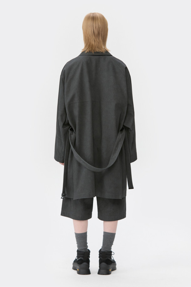 세련된 스타일을 완성하는 그레이 벨티드 맥 코트입니다. 남녀 공용으로, 봄, 가을 시즌에 착용하기 좋은 오버핏 디자인의 맥 코트입니다. 베이직하고 클래식한 무드를 자아내며, 무지 패턴과 허리 벨트로 포인트를 더했습니다. 히든 버튼 여밈과 긴 소매 기장으로 깔끔한 실루엣을 연출하며, 출근룩, 비즈니스 캐주얼, 모임룩 등 다양한 TPO에 활용할 수 있습니다. 면 소재로 제작되어 편안한 착용감을 선사하며, 미니멀하고 시크한 스타일을 완성해 보세요.
