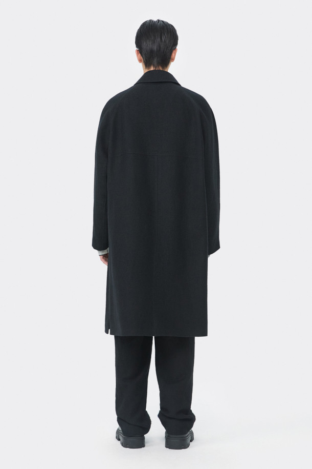 블랙 울 린넨 발마칸 코트는 남성용 아우터로, 가을과 겨울에 착용하기 좋습니다. 미니멀하고 클래식한 스타일을 추구하는 분들께 적합하며, 출근룩, 비즈니스 캐주얼, 모임룩 등 다양한 TPO에 활용할 수 있습니다. 롱 기장의 레귤러핏 발마칸 코트로, 히든 여밈 방식과 래글런 소매, 사이드 벤트 디테일이 특징입니다. 울과 린넨 혼방 소재로 제작되어 두꺼운 두께감을 자랑하며, 시크한 무드를 연출합니다.

