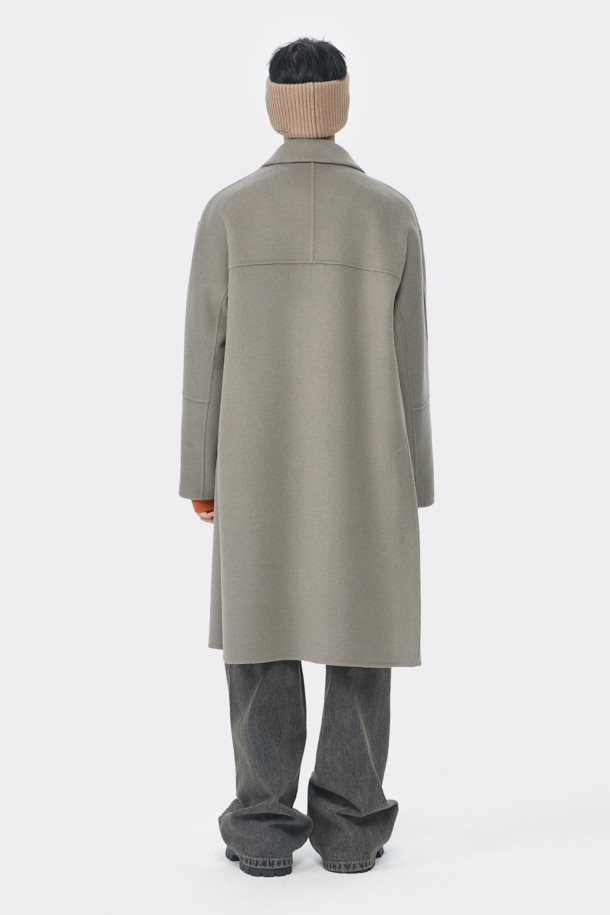 베이지 컬러의 캐시미어 블렌디드 발마칸 코트입니다. 울, 캐시미어, 폴리에스터, 나일론, 레이온, 아크릴, 코튼 등 다양한 소재를 혼방하여 부드러운 촉감과 두꺼운 두께감을 선사합니다. 클래식하고 미니멀한 스타일로, 백 돌먼 소매 디자인과 핸드메이드 공법 봉제가 특징입니다. 레귤러 핏에 싱글 버튼 여밈 방식이며, 가을과 겨울에 출근룩, 비즈니스 캐주얼, 모임룩 등 다양한 TPO에 활용하기 좋습니다. 시크한 매력을 더해주는 베이직한 디자인의 남성용 발마칸 코트입니다.
