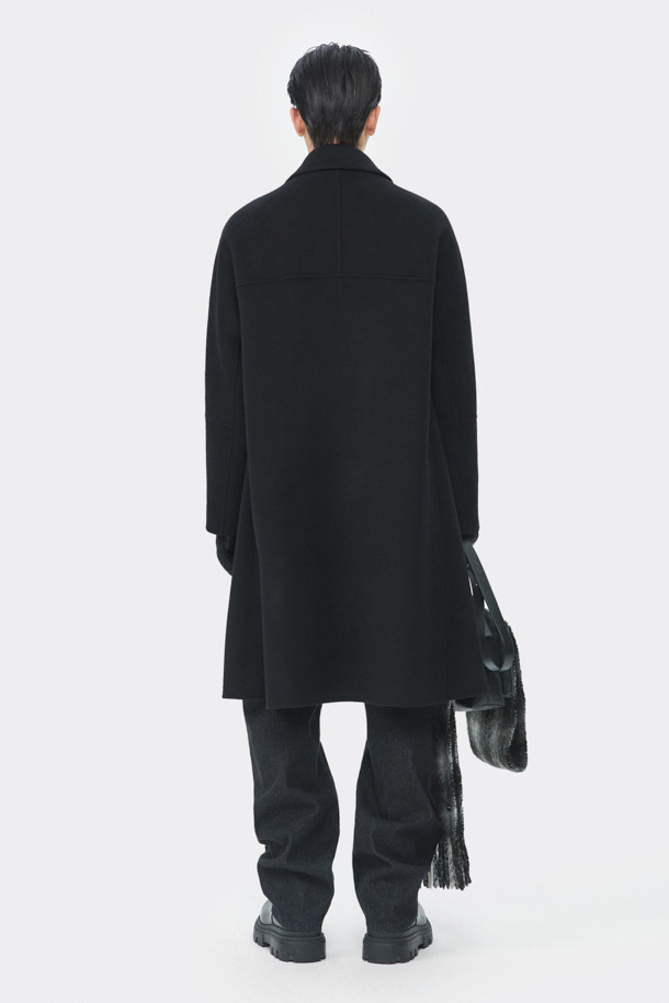 블랙 캐시미어 블렌디드 발마칸 코트는 남성용 아우터로, 가을과 겨울에 착용하기 좋습니다. 부드러운 촉감의 울, 캐시미어 혼방 소재로 제작되어 일상, 출근룩, 비즈니스 캐주얼, 모임룩 등 다양한 TPO에 활용 가능합니다. 클래식, 미니멀, 시크 스타일을 연출하기 좋으며, 레귤러 핏과 긴 소매 기장이 특징입니다. 백 돌먼 소매 디자인과 핸드메이드 공법 봉제로 완성되어 고급스러움을 더합니다. 싱글 버튼 여밈 방식의 두꺼운 발마칸 코트로, 따뜻함과 스타일을 동시에 잡을 수 있습니다.
