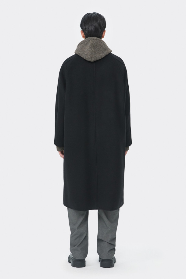 블랙 캐시미어 블렌디드 오버사이즈 핏 발마칸 코트는 미니멀하고 클래식한 스타일을 추구하는 남성분들을 위한 아우터입니다. 울, 캐시미어, 폴리에스테르 등 다양한 소재를 혼방하여 부드러운 촉감과 보온성을 동시에 잡았습니다. 래글런 소매 디자인으로 활동성을 높였으며, 히든 버튼 여밈 방식으로 깔끔한 실루엣을 연출합니다. 롱 기장과 오버핏으로 트렌디함을 더했으며, 가을, 겨울철 출근룩, 오피스룩, 모임룩 등 다양한 TPO에 활용 가능합니다. 시크하고 세련된 블랙 컬러의 발마칸 코트로 당신의 스타일을 완성해보세요.
