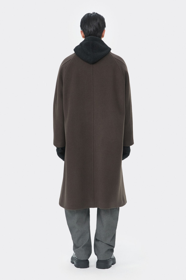 부드러운 캐시미어 블렌딩 소재의 브라운 발마칸 코트입니다. 오버핏으로 제작되어 편안하면서도 세련된 실루엣을 연출하며, 가을과 겨울에 따뜻하게 착용하기 좋습니다. 히든 버튼 여밈 방식과 래글런 소매 디테일이 특징이며, 클래식하고 미니멀한 디자인으로 다양한 스타일을 소화할 수 있습니다. 출근룩, 비즈니스 캐주얼, 모임룩 등 TPO에 구애받지 않고 시크하게 연출해보세요. 울, 캐시미어, 폴리에스테르, 앙고라 혼방으로 부드러운 촉감과 보온성을 제공합니다.
