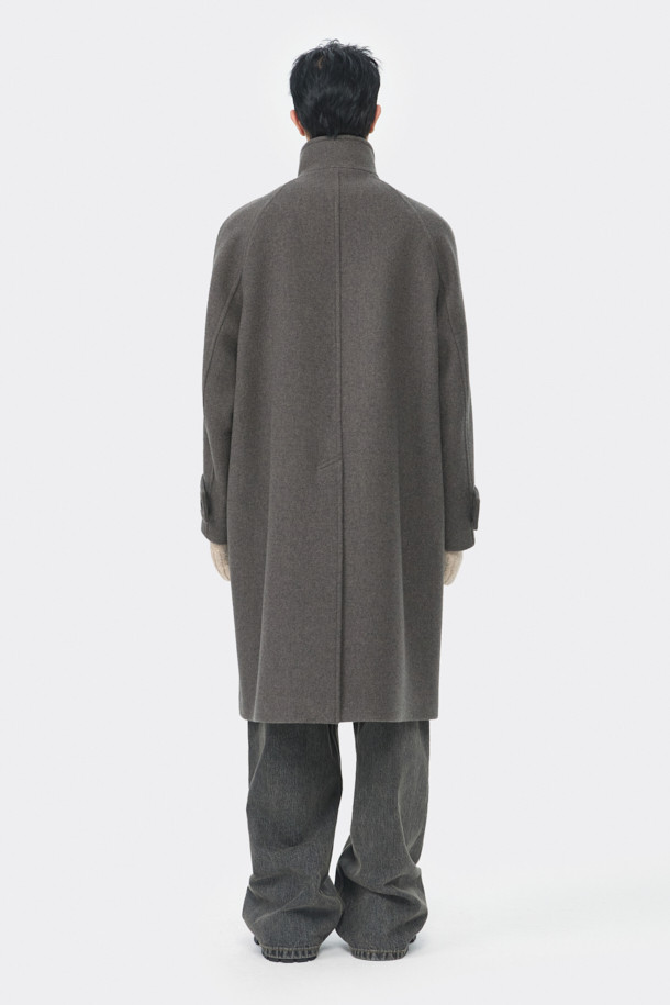 **브라운 울 하이넥 코트**

부드러운 멜란지 브라운 컬러의 남성용 울 하이넥 코트입니다. 가을과 겨울, 쌀쌀한 날씨에 따뜻하게 착용할 수 있는 두꺼운 두께감의 롱 코트입니다. 미니멀하고 베이직한 디자인으로, 출근룩, 비즈니스 캐주얼, 모임룩 등 다양한 TPO에 활용 가능합니다. 래글런 소매 디테일이 돋보이며, 레귤러핏으로 제작되어 편안한 착용감을 선사합니다. 싱글 버튼 여밈 방식으로 클래식, 미니멀, 시크 스타일을 연출하기 좋습니다.
