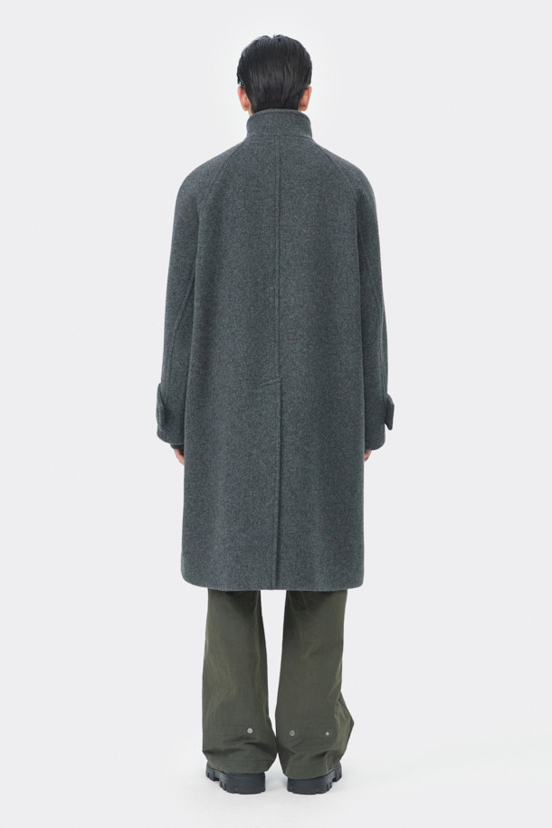 멜란지 그레이 컬러의 남성용 하이넥 코트입니다. 울과 나일론 혼방 소재로 제작되어 가을, 겨울 시즌에 적합하며, 두꺼운 두께감으로 보온성을 높였습니다. 래글런 소매 디테일이 돋보이는 레귤러핏 코트로, 버튼 여밈 방식과 무지 디자인으로 베이직하면서도 미니멀한 스타일을 연출합니다. 출근룩, 비즈니스 캐주얼, 모임룩 등 다양한 TPO에 활용 가능하며, 클래식, 미니멀, 시크한 스타일을 완성합니다.
