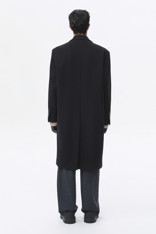 남성용 블랙 오버사이즈 핏 노치드 라펠 코트입니다. 가을, 겨울 시즌에 어울리는 두꺼운 두께감으로, 울, 나일론, 캐시미어 혼방 소재로 제작되어 부드러운 촉감과 보온성을 제공합니다. 미니멀, 클래식 스타일을 기반으로 하여 출근룩, 오피스룩, 모임룩 등 다양한 TPO에 활용 가능합니다. 싱글 버튼 여밈 방식과 롱 기장, 긴 소매 디자인으로 시크한 매력을 더하며, 오버핏으로 편안한 착용감을 선사합니다.
