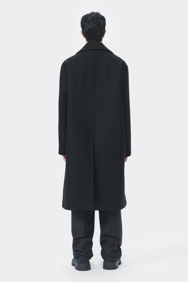 이탈리아 MANTECO 울 소재의 블랙 울 더블 브레스티드 코트입니다. 가을, 겨울 시즌에 어울리는 두꺼운 두께감과 롱 기장으로 클래식하고 미니멀한 스타일을 연출합니다. 더블 버튼 여밈 방식과 오버핏 디자인으로 제작되어 시크한 무드를 더해줍니다. 출근룩, 오피스룩, 모임룩 등 다양한 TPO에 활용 가능하며, 어떤 스타일에도 세련되게 매치할 수 있습니다.
