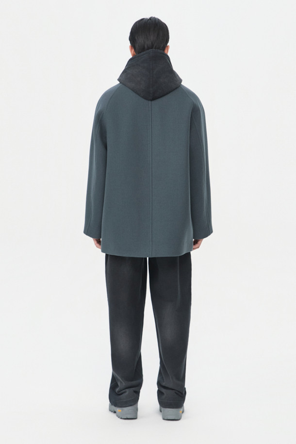 세련된 남성분들을 위한 그레이 울 카코트입니다. 울과 나일론 혼방 소재로 제작되어 가을, 겨울 시즌에 따뜻하고 편안하게 착용할 수 있습니다. 미니멀하고 클래식한 디자인으로 출근룩, 비즈니스 캐주얼, 모임룩 등 다양한 TPO에 활용 가능합니다. 오버핏 실루엣과 싱글 버튼 여밈, 아웃포켓 디테일이 돋보이며, 긴 소매 기장으로 더욱 시크한 분위기를 연출합니다. 무지 패턴의 그레이 컬러는 어떤 스타일에도 쉽게 매치되어 활용도가 높습니다.
