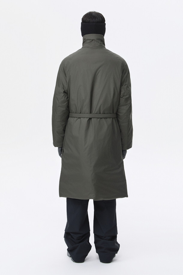 카키 로브 다운 코트는 남성용 겨울 아우터로, 베이직한 스타일에 클래식, 미니멀, 캐주얼 스타일을 모두 아우릅니다. 두꺼운 두께감의 오버핏으로 제작되었으며, 허리 로브 장식으로 포인트를 더했습니다. 80/20 구스다운 충전재와 경량 소재로 제작되어 보온성과 편안함을 동시에 느낄 수 있습니다. 무지 디자인에 긴 소매 기장, 로브 여밈 방식을 갖춘 다운 코트입니다. 폴리에스테르 소재로 제작되었습니다.
