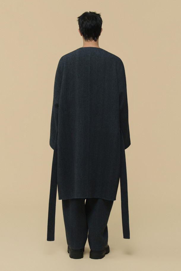 HED MAYNER (헤드 메이너)의 Grey Back Slit Robe Coat (그레이 백 슬릿 로브 코트)는 미니멀한 스타일을 추구하는 당신을 위한 아우터입니다. 가을, 겨울 시즌에 어울리는 롱 기장의 로브 코트로, 이탈리안 울 원단을 사용하여 부드러운 촉감을 선사합니다. 오버핏과 루즈핏으로 편안한 착용감을 강조하며, 후면 넥 슬릿과 벨트 허리 슬릿 구조가 독특한 디자인 포인트를 더합니다. 출근룩, 오피스룩, 모임룩 등 다양한 TPO에 활용 가능한 클래식하고 시크한 아이템입니다.
