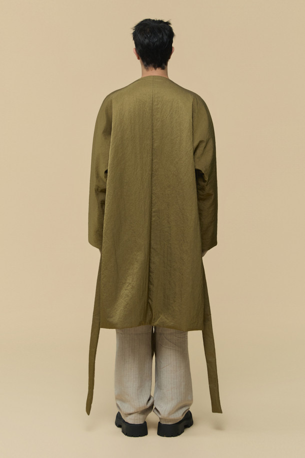 [HED MAYNER] 골드 백 슬릿 로브 코트는 남성용 아우터로, 가을과 겨울에 착용하기 좋습니다. 미니멀하고 모던한 스타일의 이 로브 코트는 부드러운 촉감의 나일론 소재와 넉넉한 오버핏으로 제작되었습니다. 등 부분의 넥 슬릿 디테일과 벨트 허리 슬릿 구조가 특징이며, 내부에는 패딩 안감과 외부 및 내부 포켓이 있어 실용성을 더했습니다. 광택감 있는 골드 컬러는 출근룩이나 모임룩에 시크하고 클래식한 분위기를 연출합니다.
