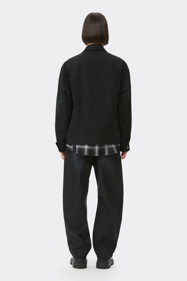 블랙 트위드 지퍼 재킷은 남성용 아우터로, 가을과 겨울에 어울리는 두꺼운 두께감의 자켓입니다. 미니멀하고 클래식한 스타일을 기반으로, YKK 2-Way 지퍼와 사선 절개 디테일이 돋보입니다. 코튼, 울, 아크릴, 나일론 혼방 소재로 제작되어 시크하고 세련된 분위기를 연출합니다. 출근룩과 모임룩 모두 활용 가능하며, 오버핏으로 편안한 착용감을 선사합니다. 긴 소매 기장의 레귤러 기장으로, 다양한 스타일링에 용이합니다.
