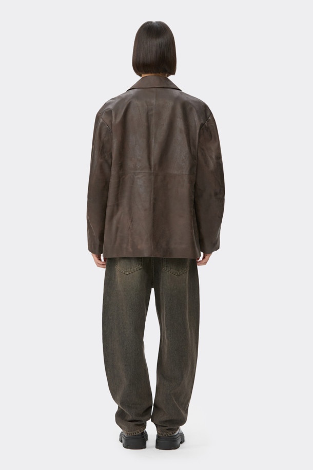세련된 무드의 브라운 비건 가죽 재킷입니다. 캐주얼, 클래식, 미니멀 스타일을 모두 아우르는 디자인으로, 가을과 겨울에 따뜻함과 스타일을 동시에 잡을 수 있습니다. 오버핏으로 편안한 착용감을 선사하며, 라펠 코트 타입에 미디엄 기장으로 다양한 룩에 활용하기 좋습니다. 출근룩과 모임룩에 모두 잘 어울리며, 그라데이션 외관으로 은은한 멋을 더했습니다. 넉넉한 두께감의 비건 가죽 소재로 제작되어 부드러운 촉감과 보온성을 제공합니다.
